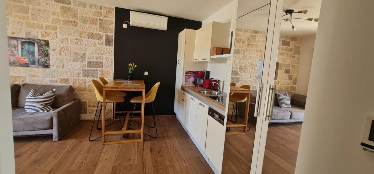 Apartments Lolita Бол Екстер'єр фото