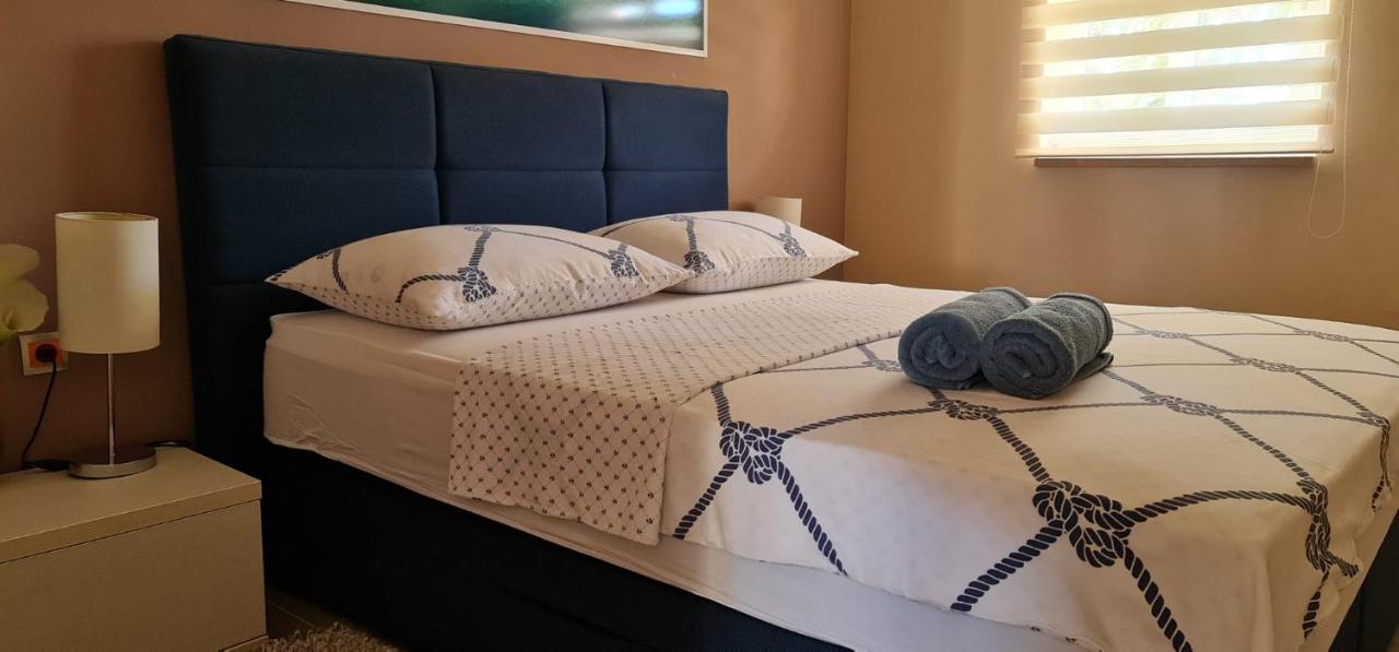 Apartments Lolita Бол Екстер'єр фото
