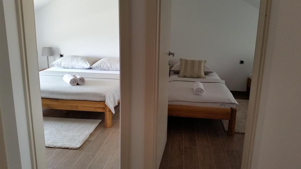 Apartments Lolita Бол Екстер'єр фото