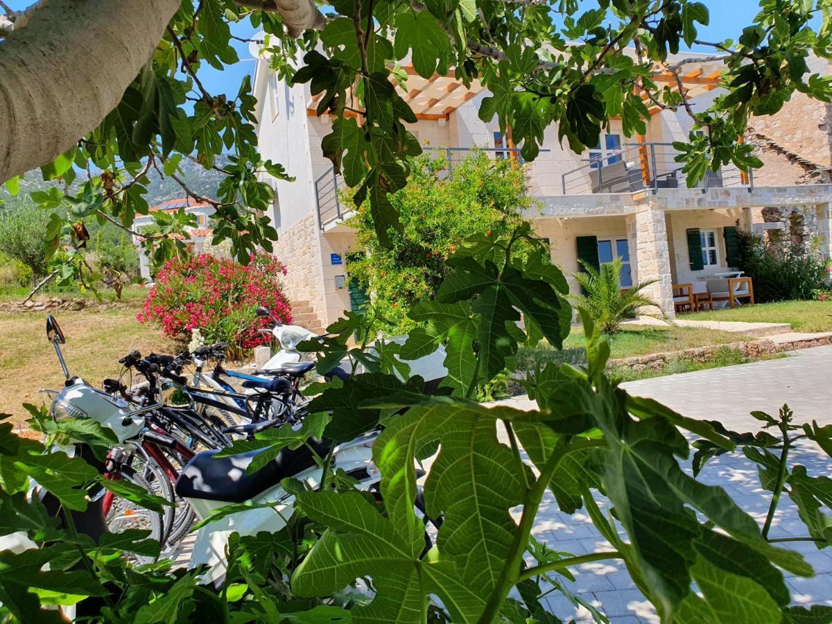 Apartments Lolita Бол Екстер'єр фото